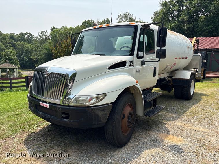 2002 International 4300 propane delivery truck