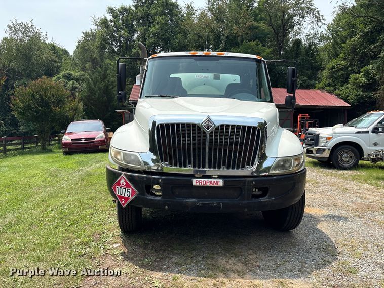 image for item DT2904 2002 International 4300 propane delivery truck