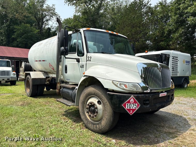 image for item DT2904 2002 International 4300 propane delivery truck