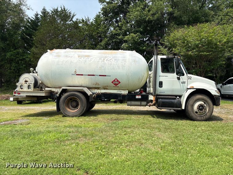 image for item DT2904 2002 International 4300 propane delivery truck