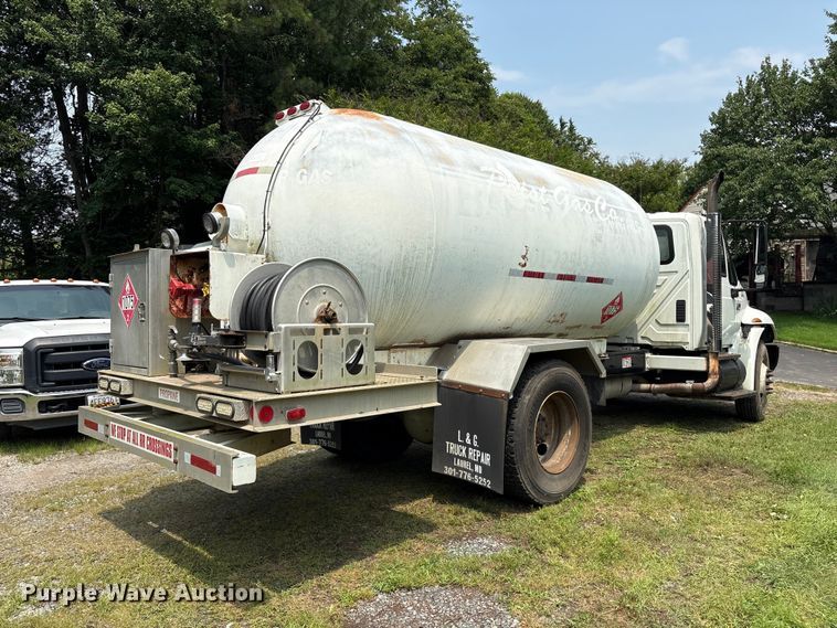 image for item DT2904 2002 International 4300 propane delivery truck
