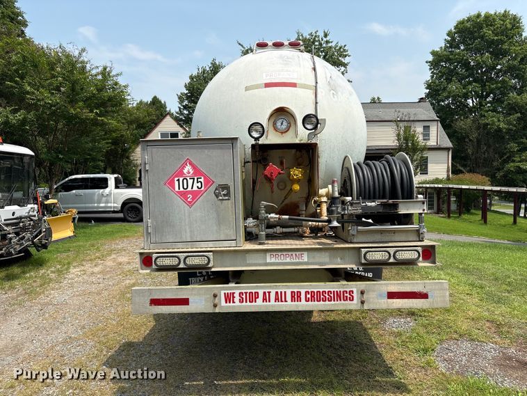 image for item DT2904 2002 International 4300 propane delivery truck