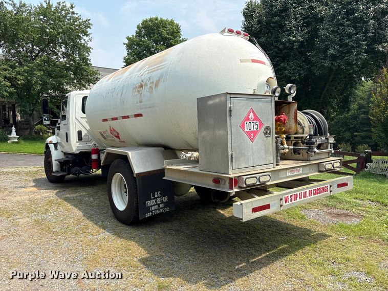 image for item DT2904 2002 International 4300 propane delivery truck