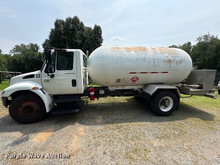image for item DT2904 2002 International 4300 propane delivery truck