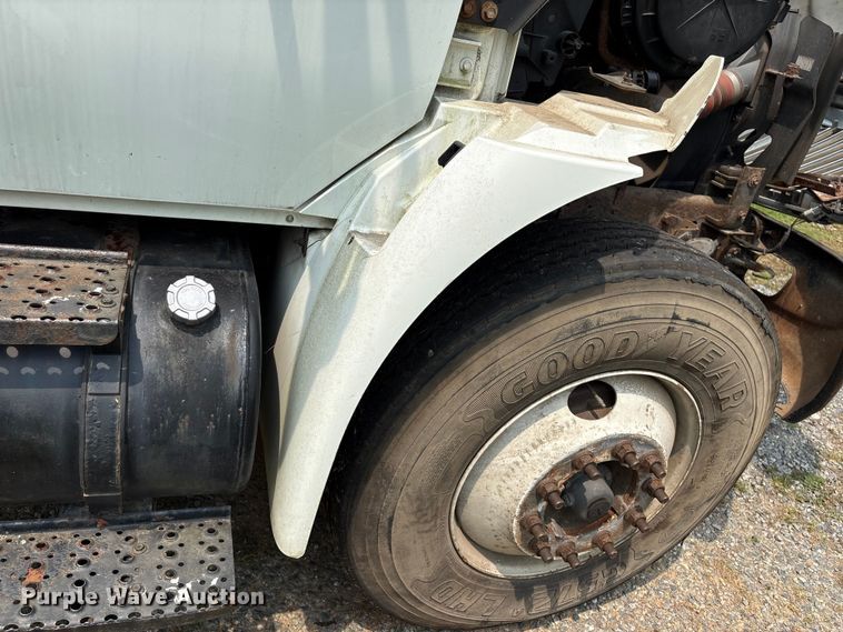 image for item DT2904 2002 International 4300 propane delivery truck