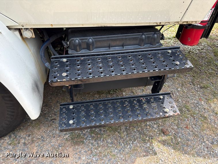 image for item DT2904 2002 International 4300 propane delivery truck