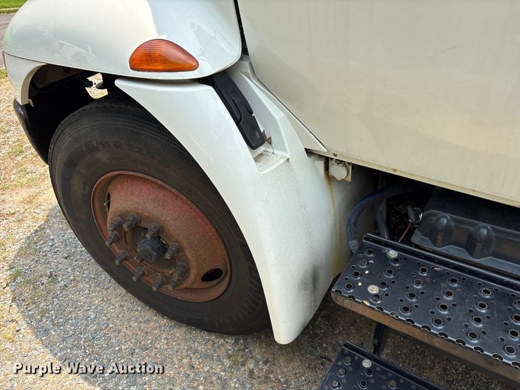 image for item DT2904 2002 International 4300 propane delivery truck