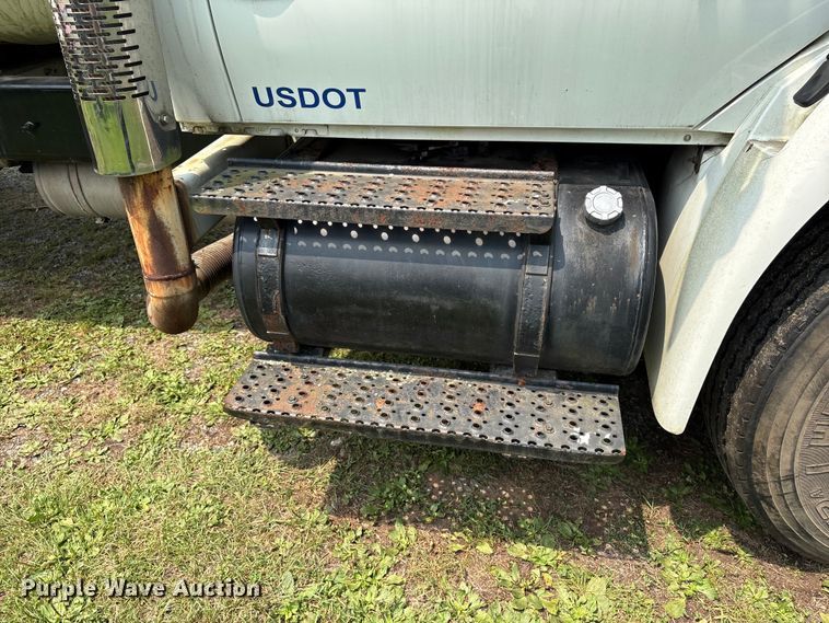 image for item DT2904 2002 International 4300 propane delivery truck