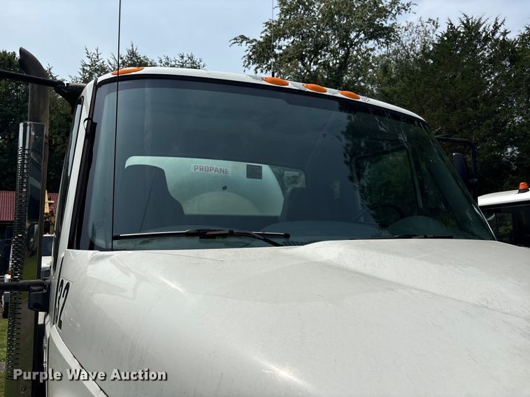 image for item DT2904 2002 International 4300 propane delivery truck