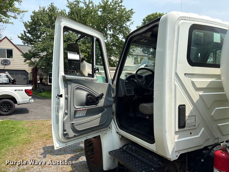 image for item DT2904 2002 International 4300 propane delivery truck