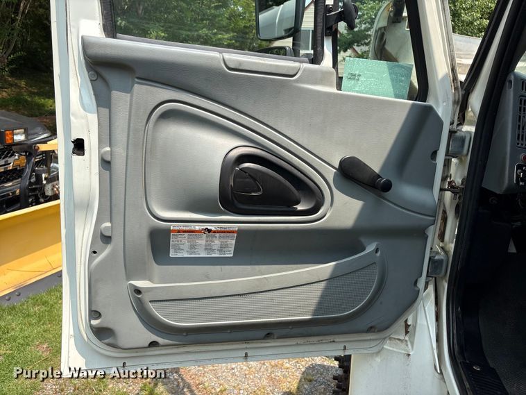 image for item DT2904 2002 International 4300 propane delivery truck