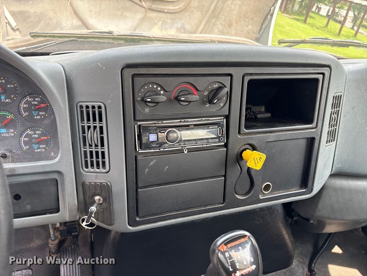 image for item DT2904 2002 International 4300 propane delivery truck