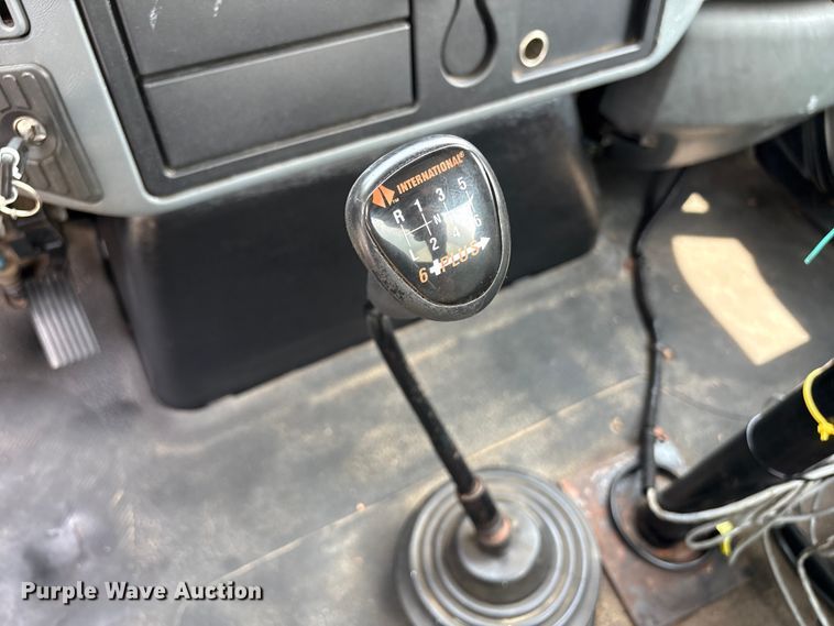 image for item DT2904 2002 International 4300 propane delivery truck
