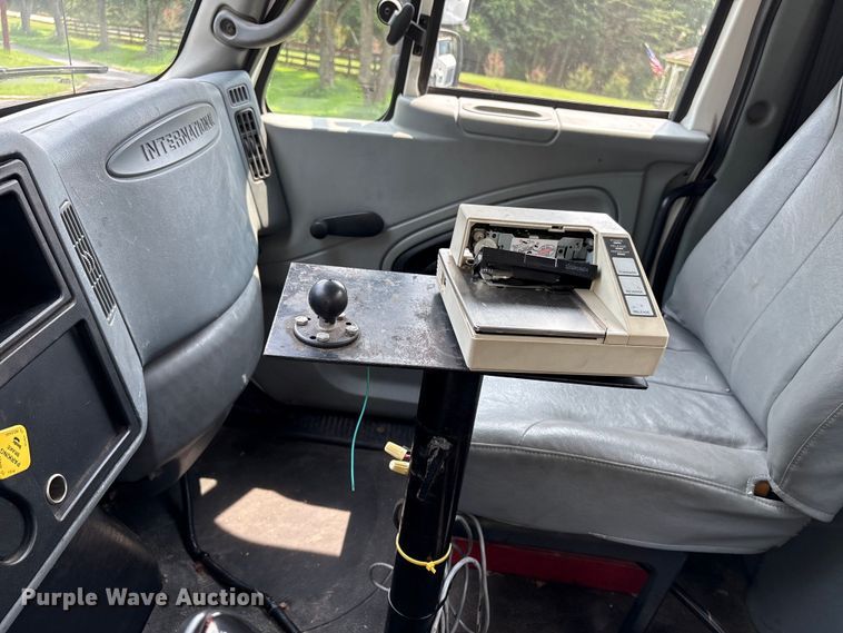 image for item DT2904 2002 International 4300 propane delivery truck