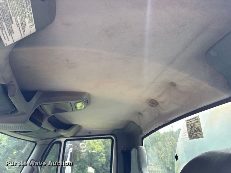 image for item DT2904 2002 International 4300 propane delivery truck