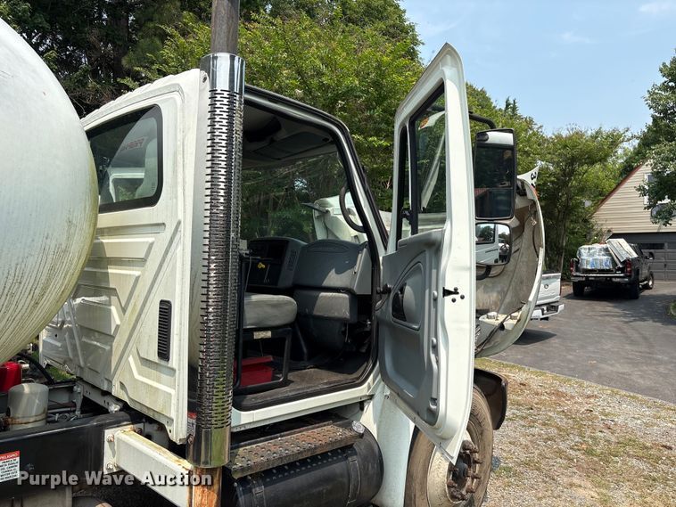 image for item DT2904 2002 International 4300 propane delivery truck