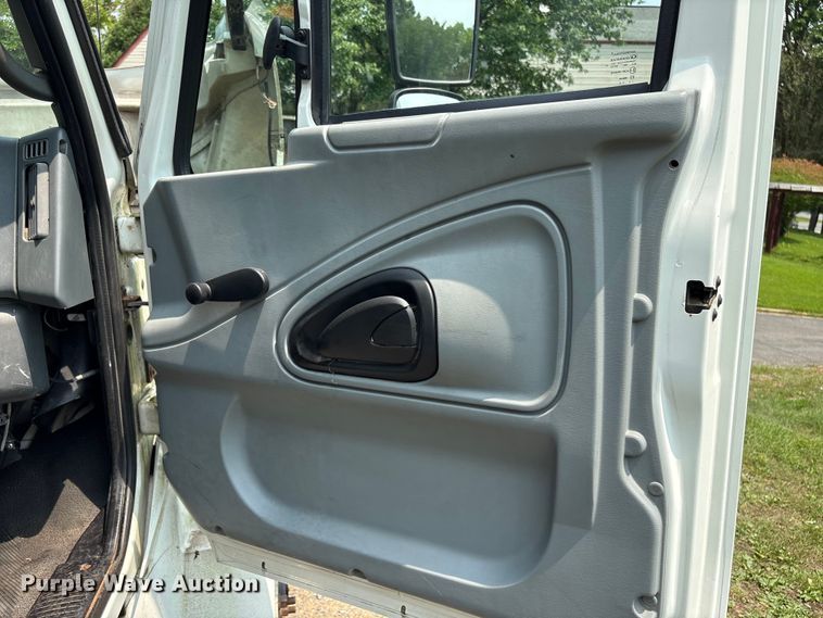 image for item DT2904 2002 International 4300 propane delivery truck