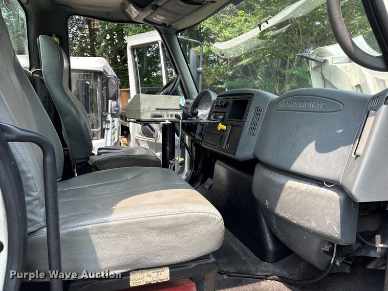 image for item DT2904 2002 International 4300 propane delivery truck