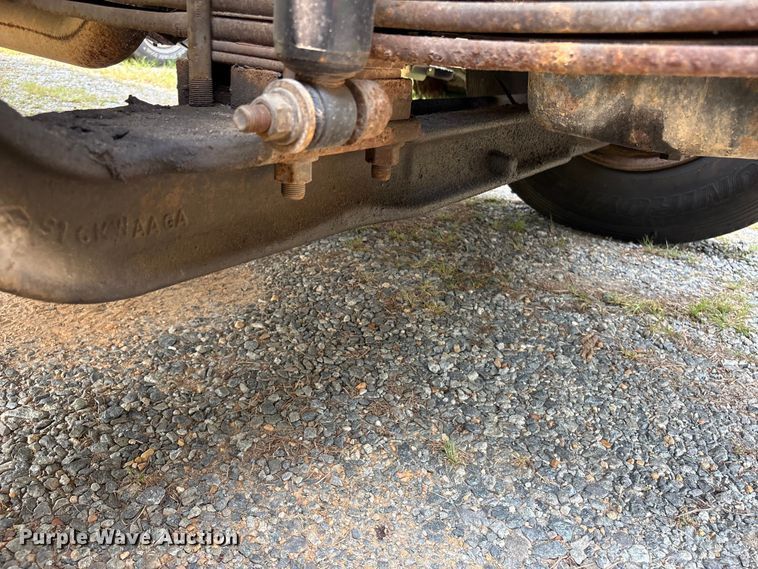 image for item DT2904 2002 International 4300 propane delivery truck