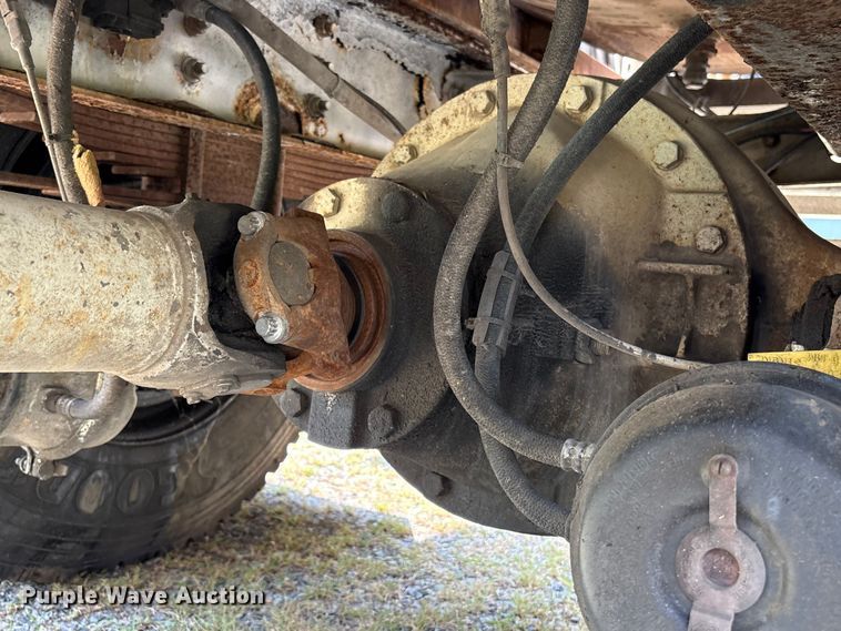 image for item DT2904 2002 International 4300 propane delivery truck