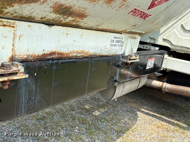 image for item DT2904 2002 International 4300 propane delivery truck
