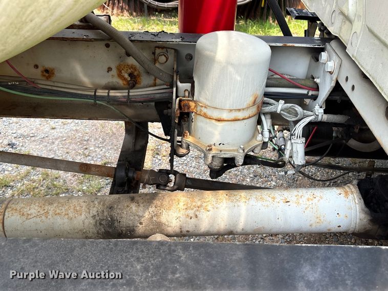 image for item DT2904 2002 International 4300 propane delivery truck