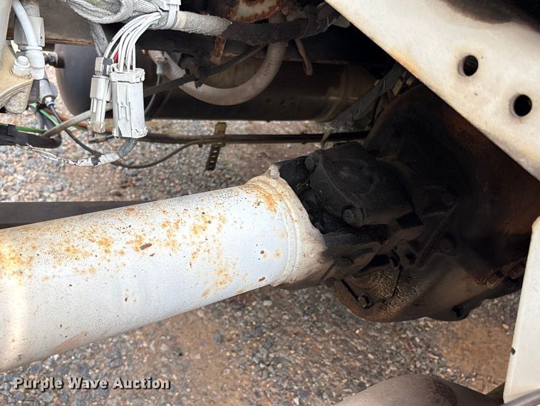 image for item DT2904 2002 International 4300 propane delivery truck