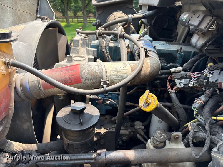 image for item DT2904 2002 International 4300 propane delivery truck