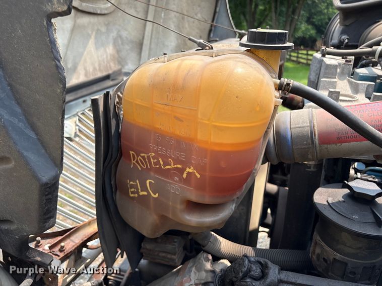 image for item DT2904 2002 International 4300 propane delivery truck