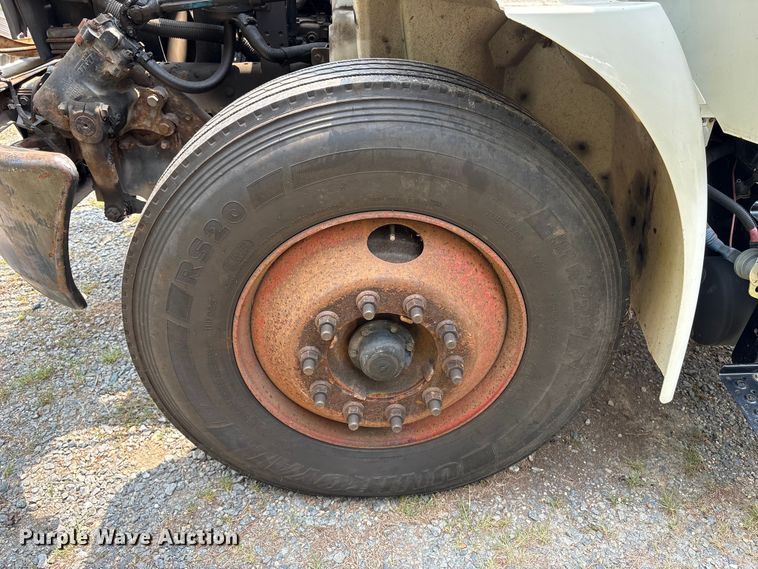 image for item DT2904 2002 International 4300 propane delivery truck