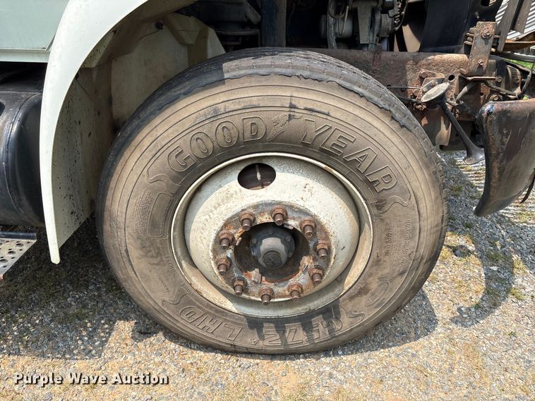 image for item DT2904 2002 International 4300 propane delivery truck