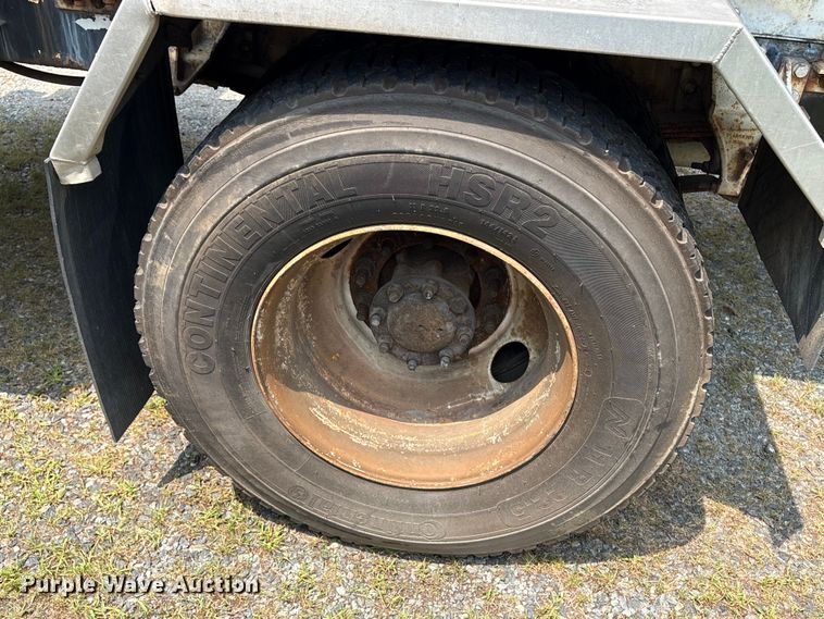 image for item DT2904 2002 International 4300 propane delivery truck