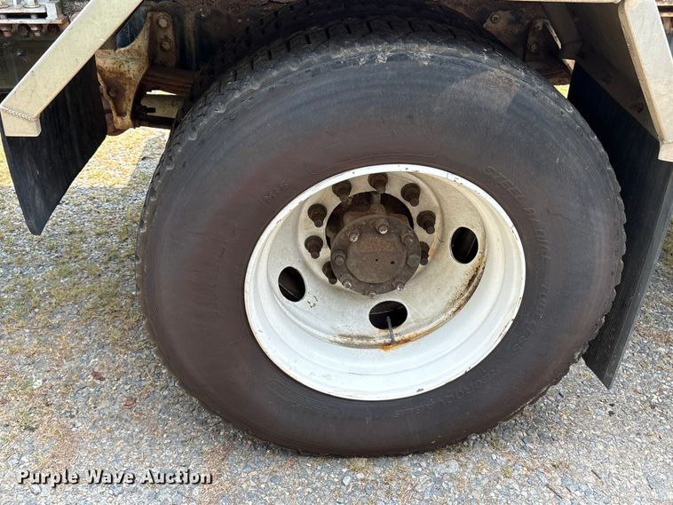 image for item DT2904 2002 International 4300 propane delivery truck