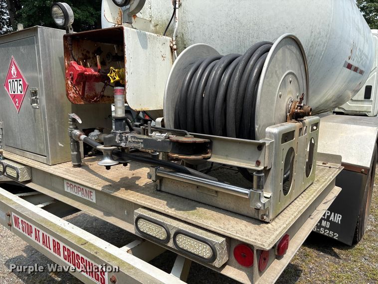 image for item DT2904 2002 International 4300 propane delivery truck