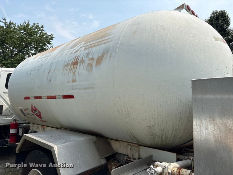 image for item DT2904 2002 International 4300 propane delivery truck