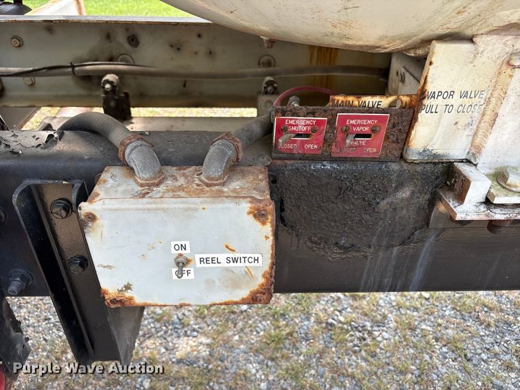 image for item DT2904 2002 International 4300 propane delivery truck