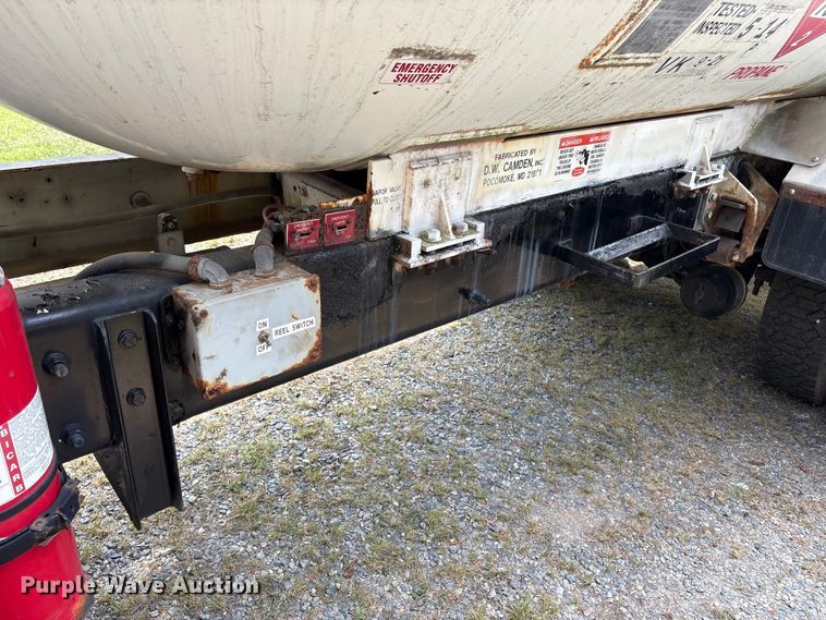 image for item DT2904 2002 International 4300 propane delivery truck