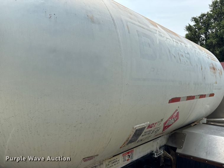 image for item DT2904 2002 International 4300 propane delivery truck