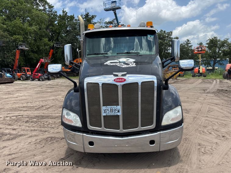 image for item DU6382 2018 Peterbilt 579 semi truck