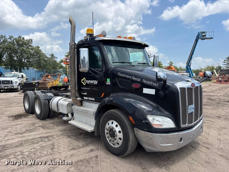 image for item DU6382 2018 Peterbilt 579 semi truck