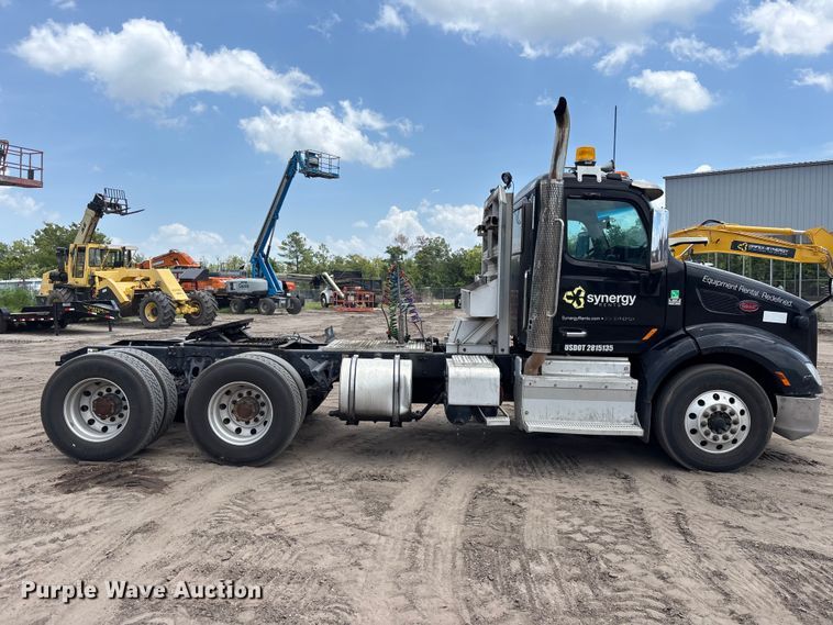 image for item DU6382 2018 Peterbilt 579 semi truck