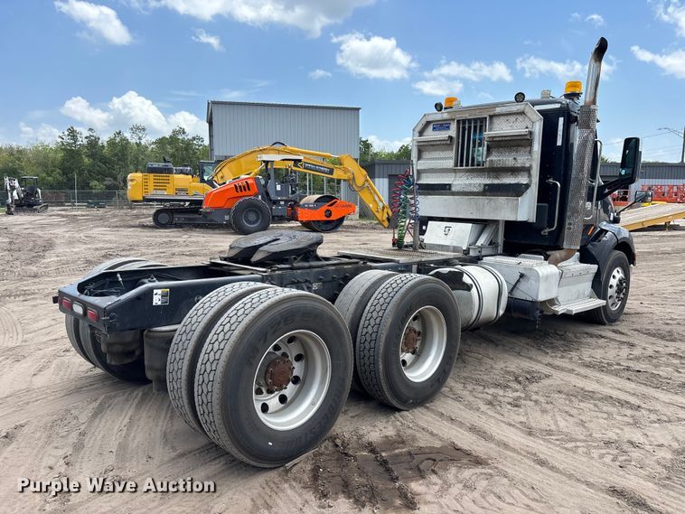 image for item DU6382 2018 Peterbilt 579 semi truck