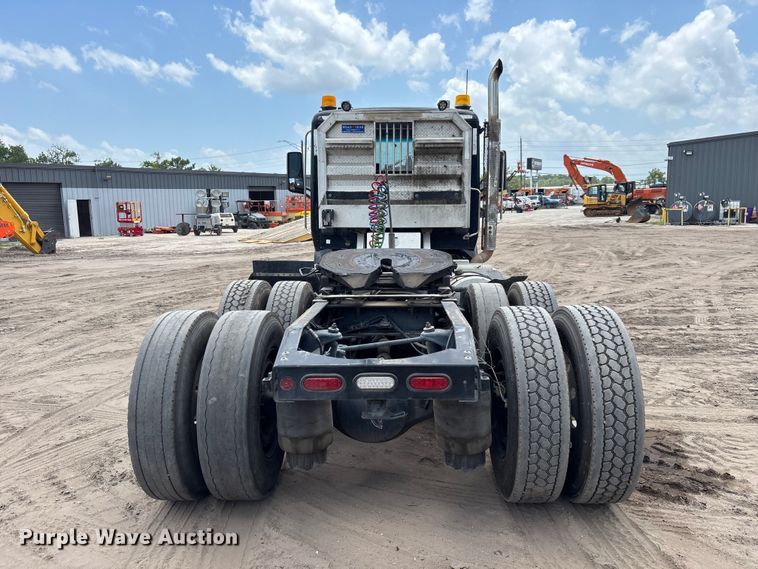 image for item DU6382 2018 Peterbilt 579 semi truck
