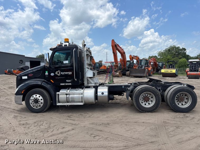 image for item DU6382 2018 Peterbilt 579 semi truck
