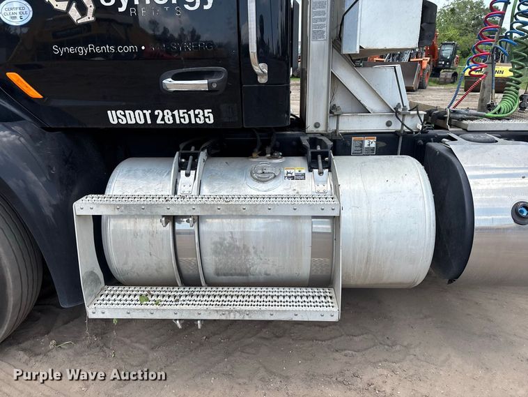 image for item DU6382 2018 Peterbilt 579 semi truck