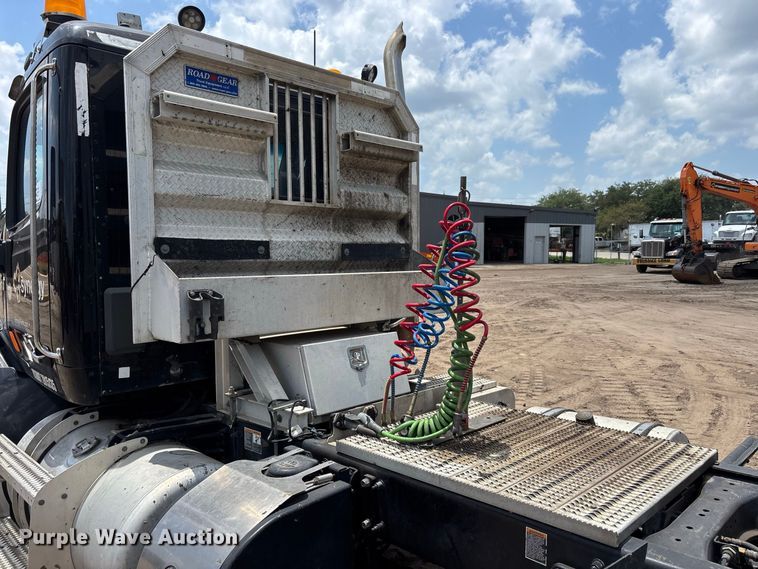 image for item DU6382 2018 Peterbilt 579 semi truck