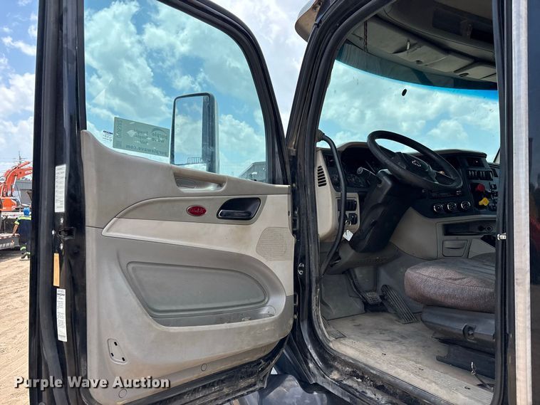 image for item DU6382 2018 Peterbilt 579 semi truck