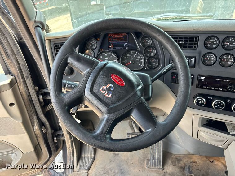 image for item DU6382 2018 Peterbilt 579 semi truck