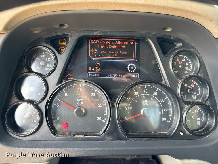image for item DU6382 2018 Peterbilt 579 semi truck