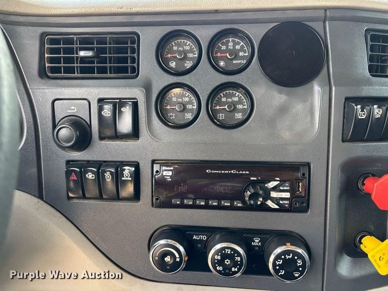 image for item DU6382 2018 Peterbilt 579 semi truck